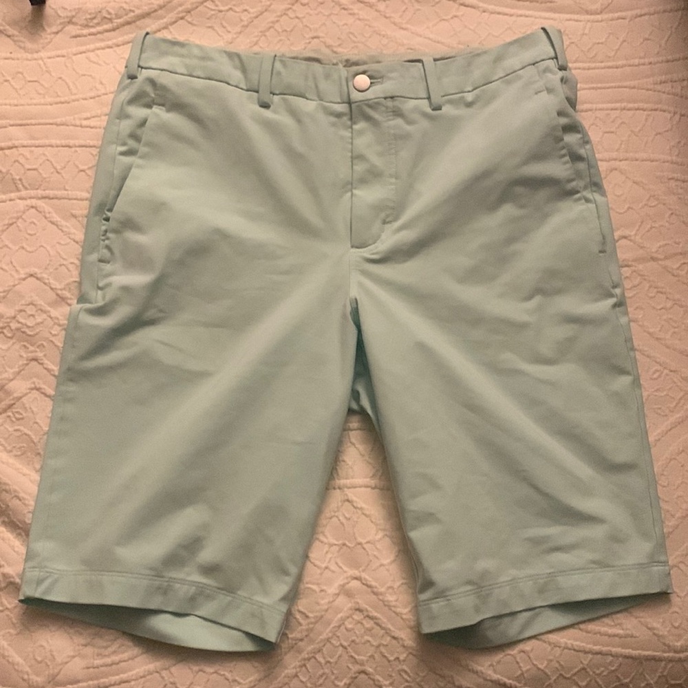 Lululemon men’s flat front mint shorts